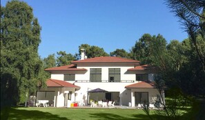 Vista frontal de la propiedad