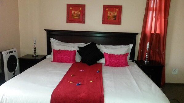 Room (Lazare) | Individually decorated, individually furnished, free WiFi, bed sheets