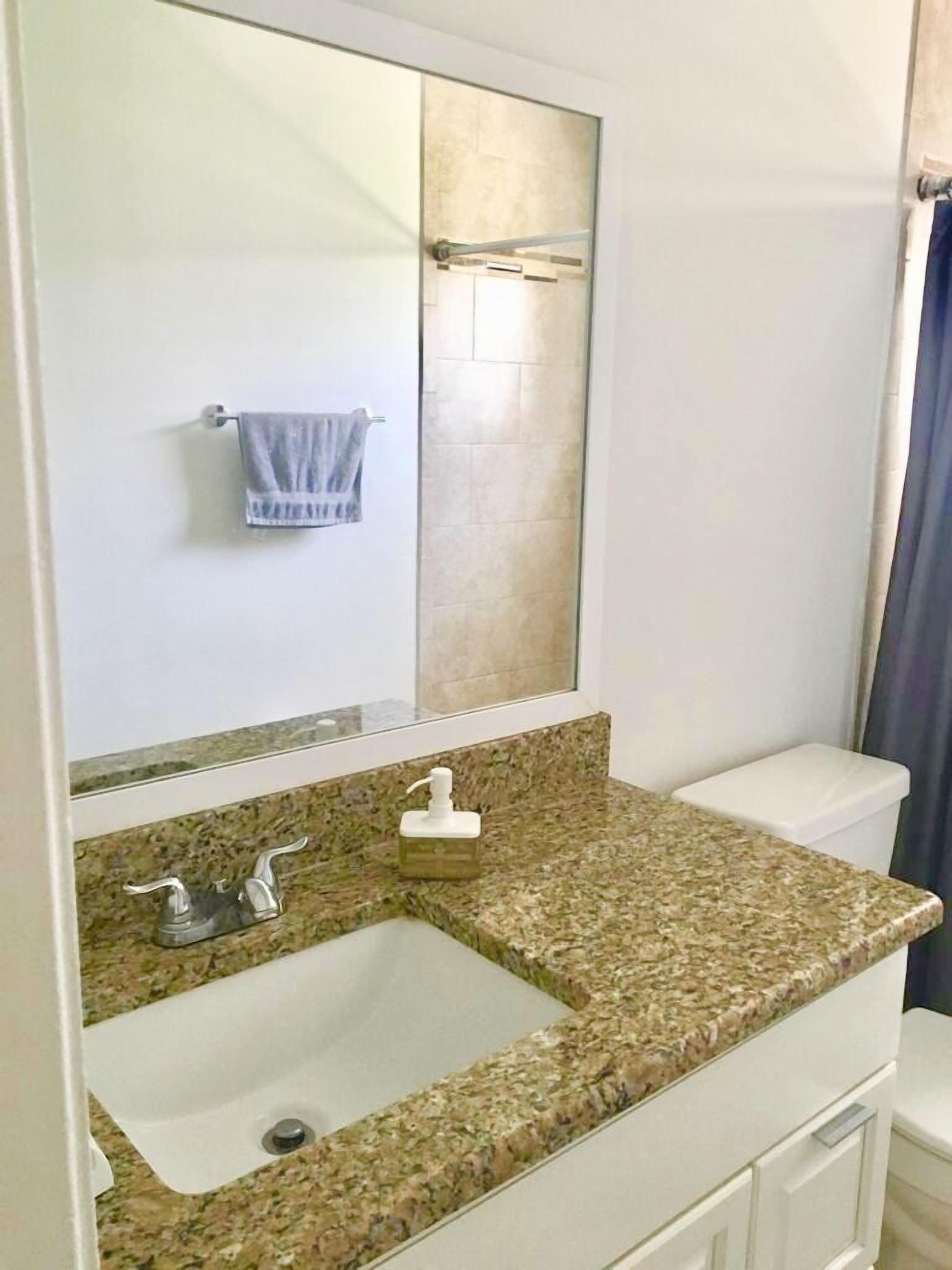 QUIET SAFE NEIGHBORHOOD ZEN MINIMALIST SPACE  PRIVATE EOOM WITH BATHROOM