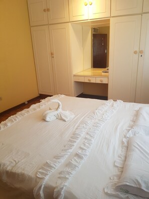 3 bedrooms, iron/ironing board, free WiFi, bed sheets