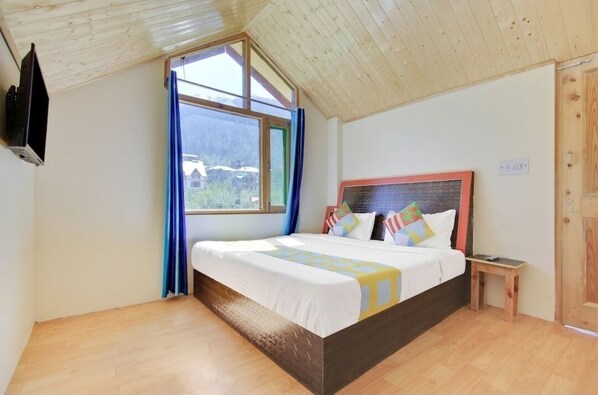 8 bedrooms, bed sheets - Robin view cottage.  (Manali)