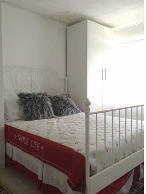 1 bedroom, iron/ironing board, WiFi - Slumber & Breakfast Bedroom (BATU CAVES)