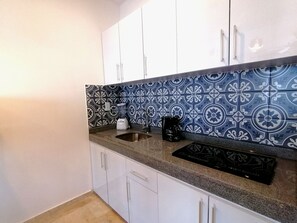 Fridge, microwave, stovetop, coffee/tea maker