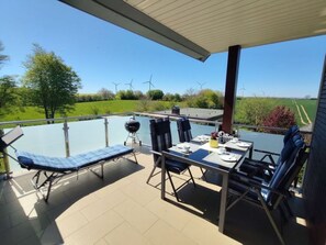 Outdoor dining - Modern 70 m² vacation apartment with roof terrace Grömitz / Brenkenhagen (Brenkenhagen)