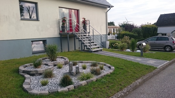 Property grounds - Modern 70 m² vacation apartment with roof terrace Grömitz / Brenkenhagen (Brenkenhagen)