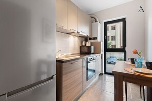 Fridge, microwave, oven, stovetop - Maia Apartments (Bucharest)