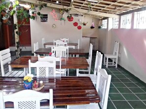 朝食 (ビュッフェ)、毎日提供 (無料)