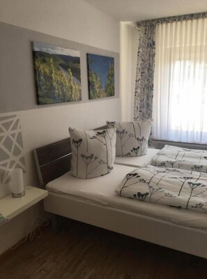 Desk, free WiFi, bed sheets - Pension Am Markt (Treis-Karden)
