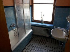 Doppelzimmer | Badezimmer | Haartrockner, Handtücher, Toilettenpapier