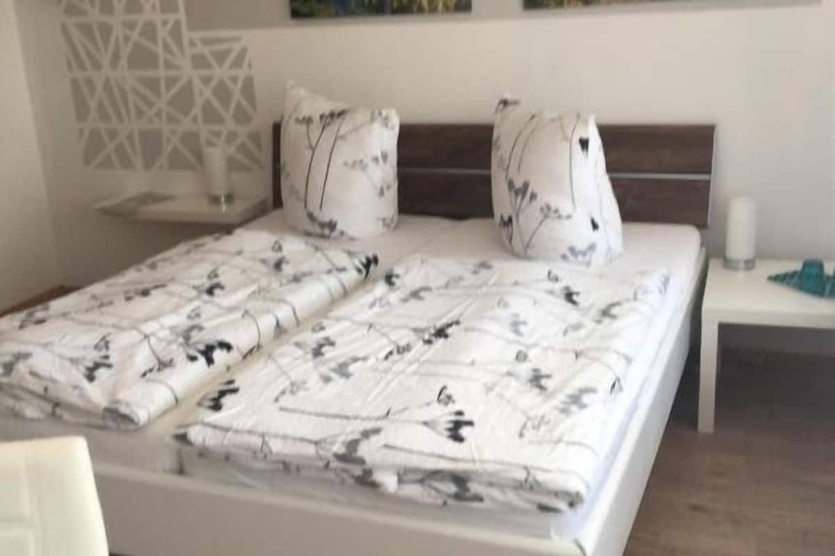Double Room | Desk, WiFi (free), bed sheets