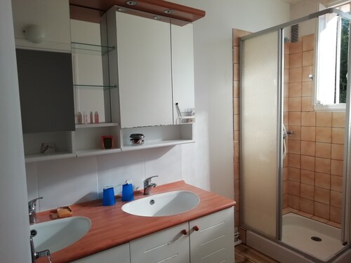 Appartement au rez de chaussée sur-élevé (8 marches)