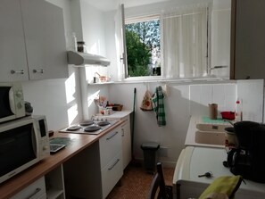 Fridge, microwave, oven, stovetop - Apartment on the ground floor over-high (8 steps) (Le Mans)