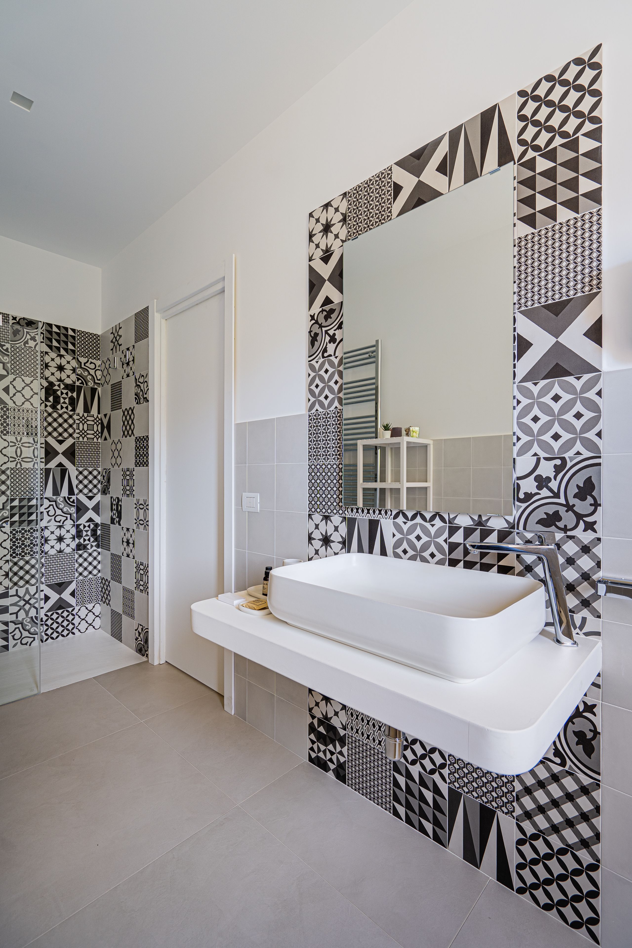 Kahden hengen superior-huone (yksi tai kaksi sänkyä), näköala puutarhaan | Kylpyhuone | Suihku, sadesuihkupää, hiustenkuivaaja, tohvelit