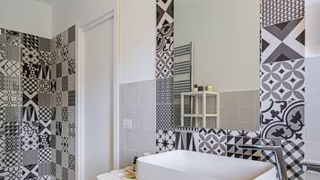 Kahden hengen superior-huone (yksi tai kaksi sänkyä), näköala puutarhaan | Kylpyhuone | Suihku, sadesuihkupää, hiustenkuivaaja, tohvelit