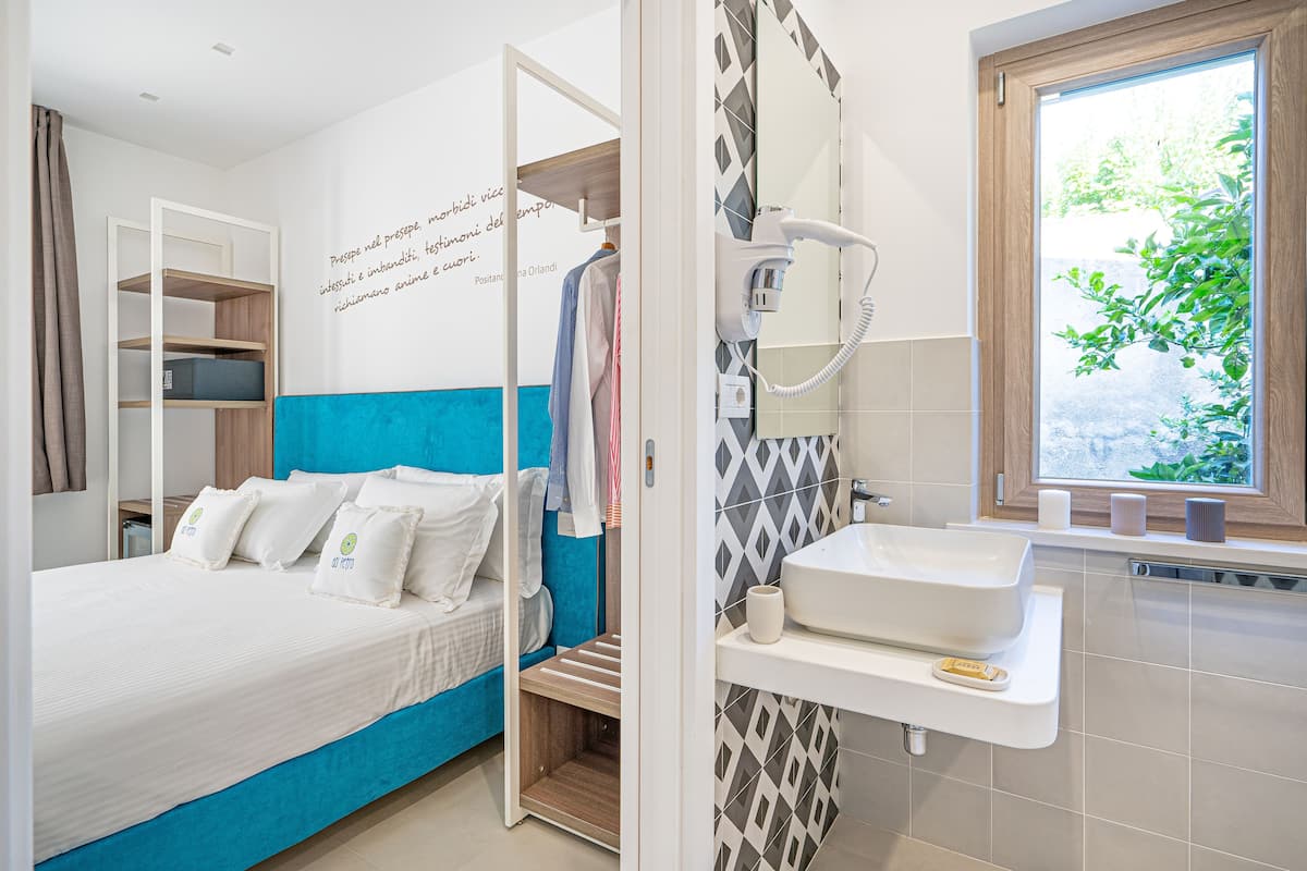 Kamar Double Standar | Selimut bulu angsa, minibar, brankas, dan tirai kedap cahaya