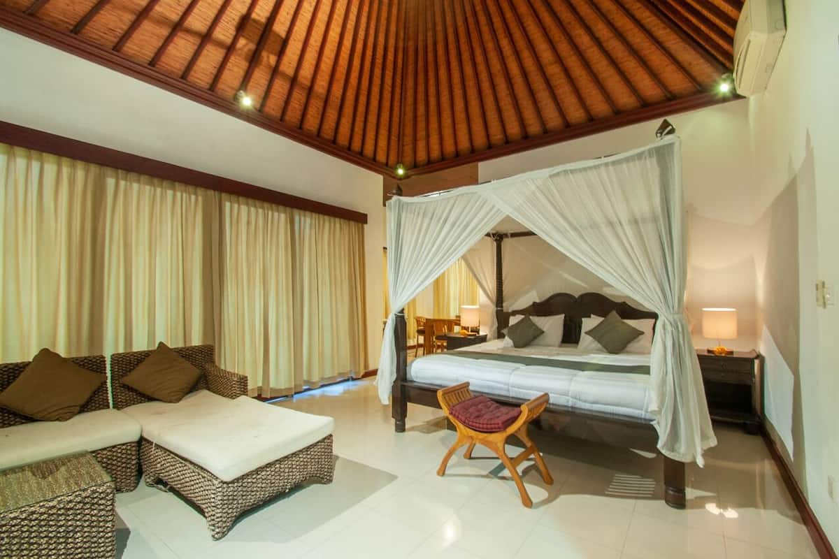 Junior Suite, Kitchenette | Minibar, desk, laptop workspace, blackout drapes