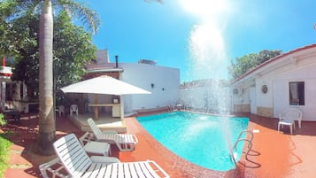 Ulkouima-allas avoinna 9.30–21.30, aurinkovarjoja, aurinkotuoleja