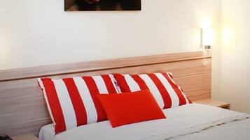 Quarto casal ou duplo básico | Frigobar, cofres nos quartos, cortinas blackout, quartos à prova de som