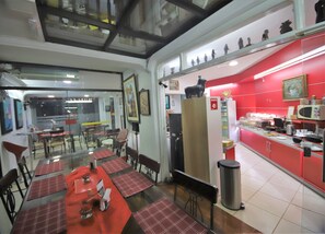 Free daily self-service breakfast  - Hotel Maison Suisse (Asunción)