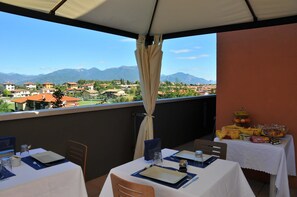 Free daily buffet breakfast  - Bed & Breakfast Vieulif (Moniga del Garda)