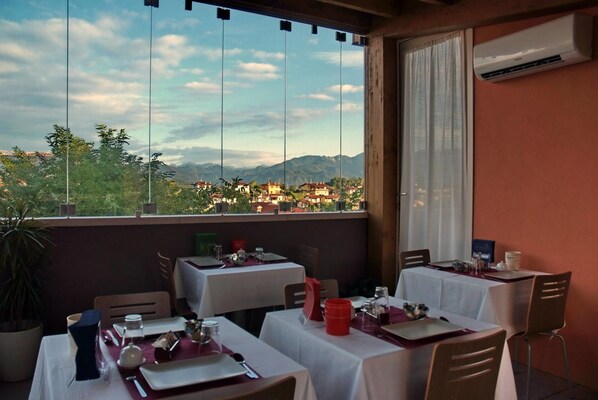 Free daily buffet breakfast  - Bed & Breakfast Vieulif (Moniga del Garda)
