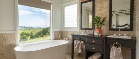 Bañera, secador de pelo, toallas y jabón