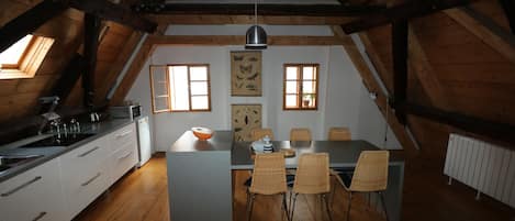 LÀgenhet Premium | 1 sovrum, skrivbord, mörklÀggningsgardiner och strykjÀrn/strykbrÀda