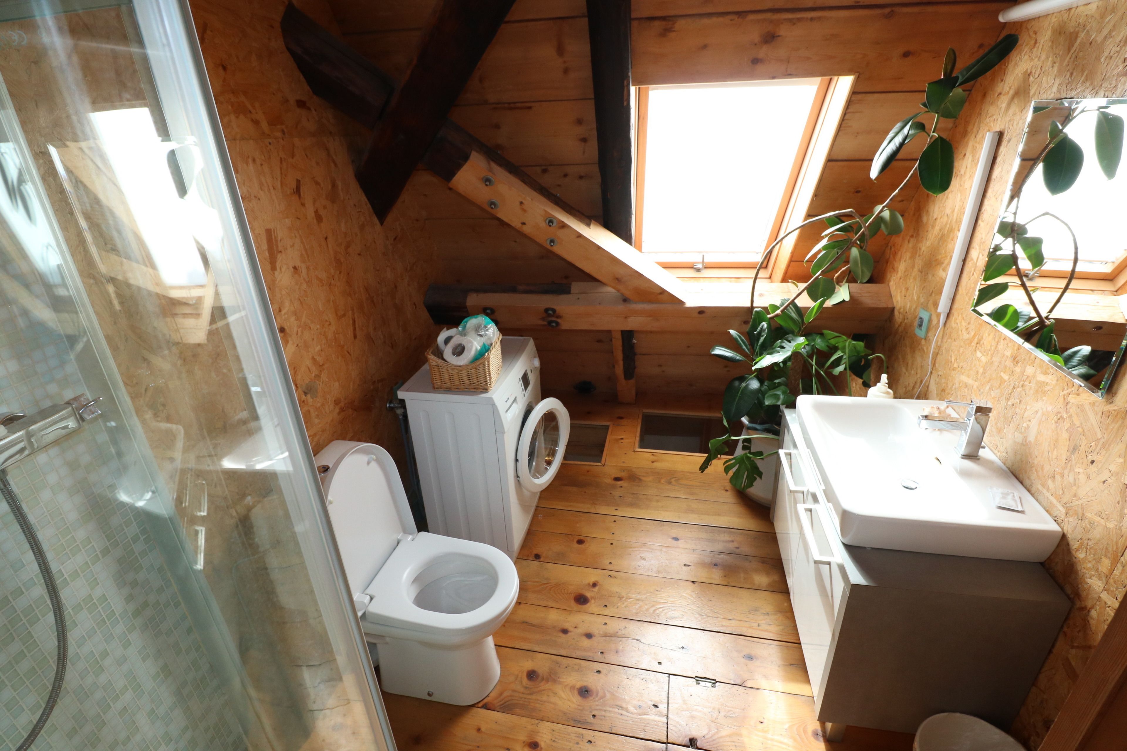 Premium Apartment | Bathroom | Shower, free toiletries, hair dryer, towels