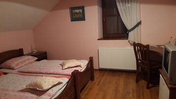 Twin Room (Gutedel) | 1 bedroom, minibar, desk, soundproofing