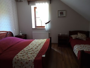 Habitación triple (Moravna) | Minibar, escritorio, insonorización y wifi gratis 
