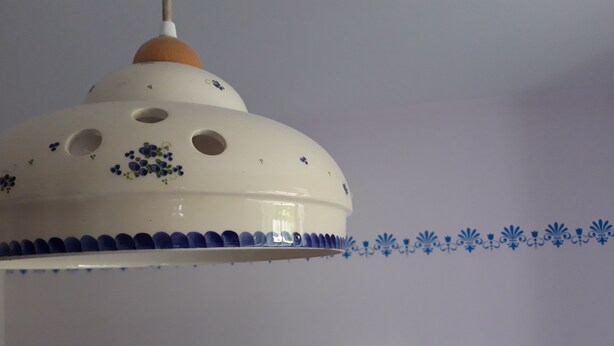A white ceramic lamp with blue floral patterns and a brown base. - Merkez Guest House (Brezice)