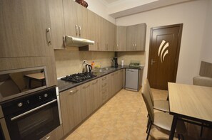 Comfort-Apartment | Eigene Küche | Großer Kühlschrank, Mikrowelle, Ofen