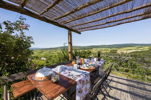 Kivitalo Toscanan maaseudulla