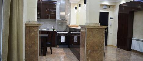 アパートメント クイーンベッド 1 台ソファーベッド付き | 1 室のベッドルーム、客室ごとに異なるインテリア、アイロン / アイロン台、WiFi (無料)