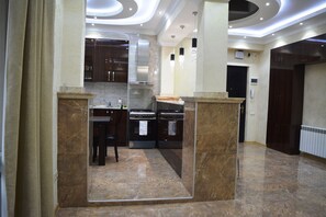 1 habitación, muebles diferentes y tabla de planchar con plancha 