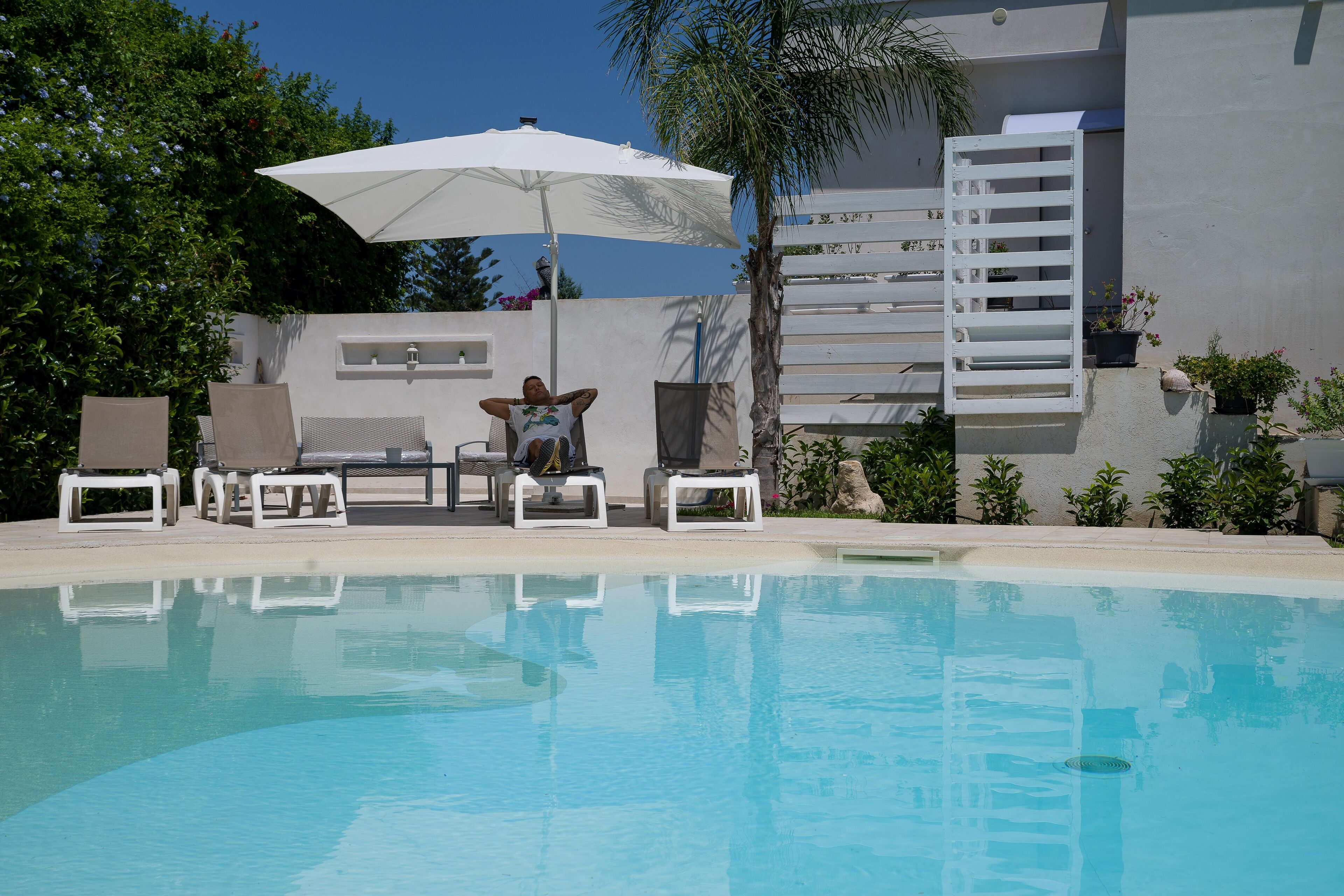 Una piscina al aire libre