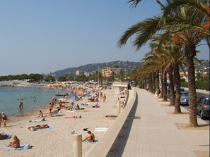 Beach nearby, white sand, sun-loungers, beach umbrellas - Chambres d'hotes La Bigarade (Vallauris)