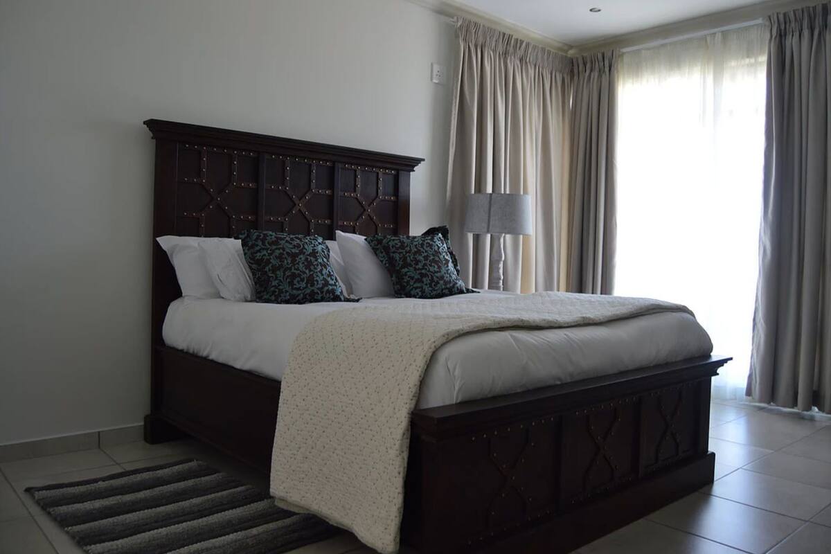 Down duvets, in-room safe, desk, blackout curtains