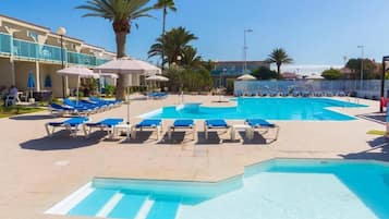 2 piscinas al aire libre