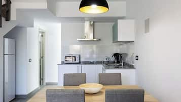 Ísskápur í fullri stærð, örbylgjuofn, eldavélarhellur, kaffivél/teketill