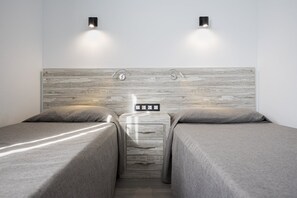 Bedden met traagschuimmatras, een kluis op de kamer, een bureau