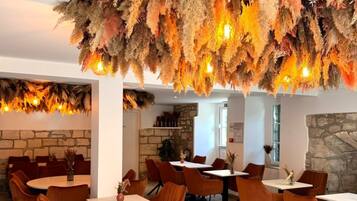 Déjeuner et dßner servis sur place, spécialités Cuisine française