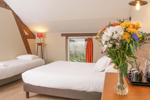 Comfort driepersoonskamer | Luxe beddengoed, geluiddichte muren, een strijkplank/strijkijzer