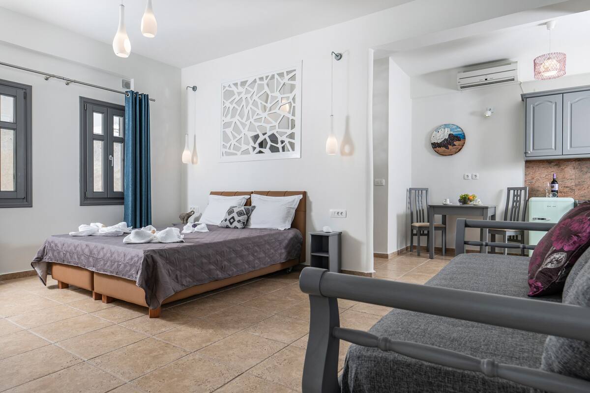 Ein modernes Schlafzimmer mit einem Bett, einem Nachttisch und einer kleinen Schreibtischzeile.
