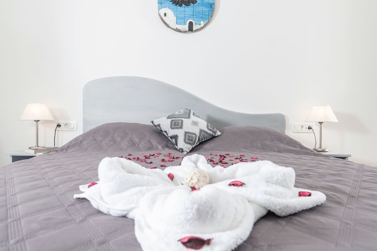 Junior Studio with Spa Bath | 1 bedroom, Tempur-Pedic beds, in-room safe, laptop workspace