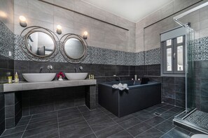 Elegant Suite with Spa Bath | Baño | Regadera, secadora de cabello, toallas 