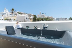 Top Suite with Outdoor Hot Tub | Private spa tub