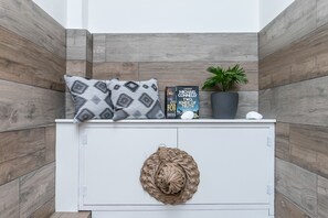 Enjoy Studio with Spa Bath | Tempur-Pedic-Betten, Zimmersafe, laptopgeeigneter Arbeitsplatz