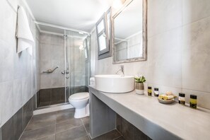Top Suite with Outdoor Hot Tub | Bathroom | Shower, hair dryer, towels - Ladas Pyrgos (Santorini)