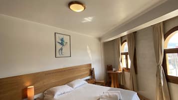 Double Room | Individually decorated, desk, laptop workspace, soundproofing